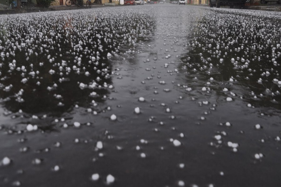 Chuva de granizo cai em Santana do Cariri
