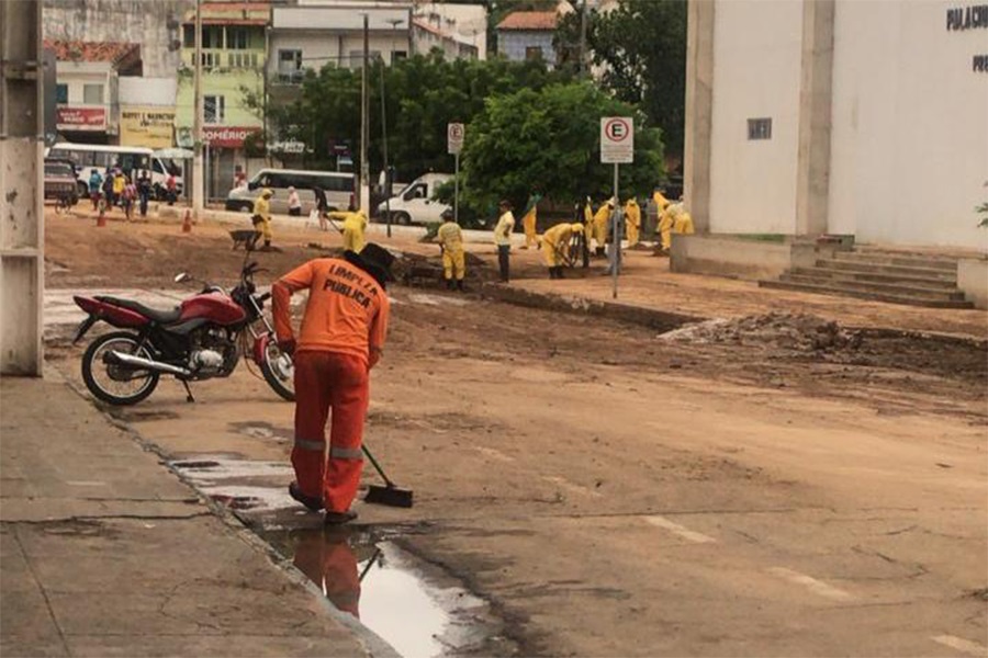 Força tarefa faz limpeza das ruas do Crato depois da inundação do canal