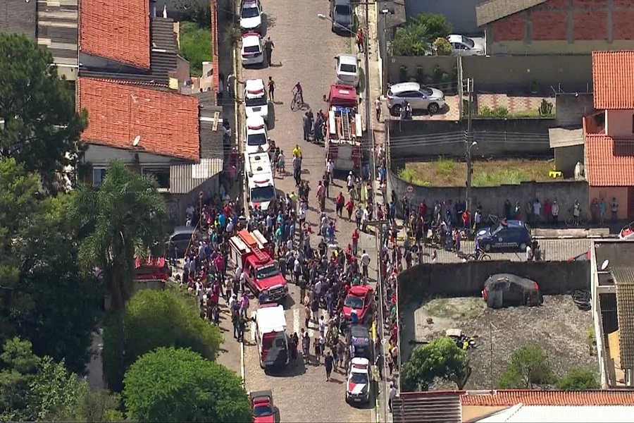 Dupla abre fogo contra alunos e pelo menos 10 morrem em escola de SP