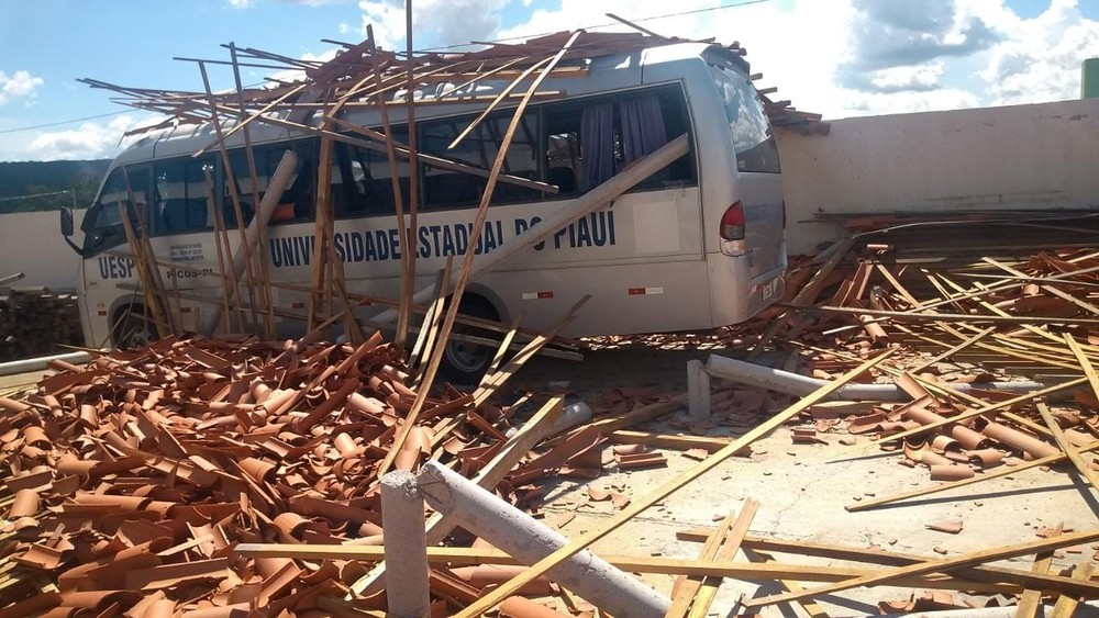 Parte do teto de estrutura da Uespi de Picos cai e atinge micro-ônibus
