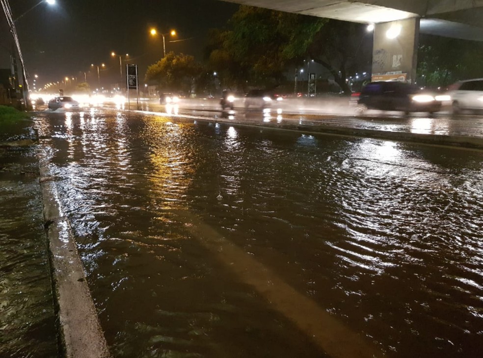 Chuva de 48 milímetros em Fortaleza causa queda de energia e alagamentos