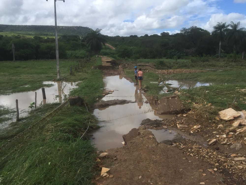 Chuva de 160 milímetros em Santana do Cariri, no Ceará, deixa estrada destruída