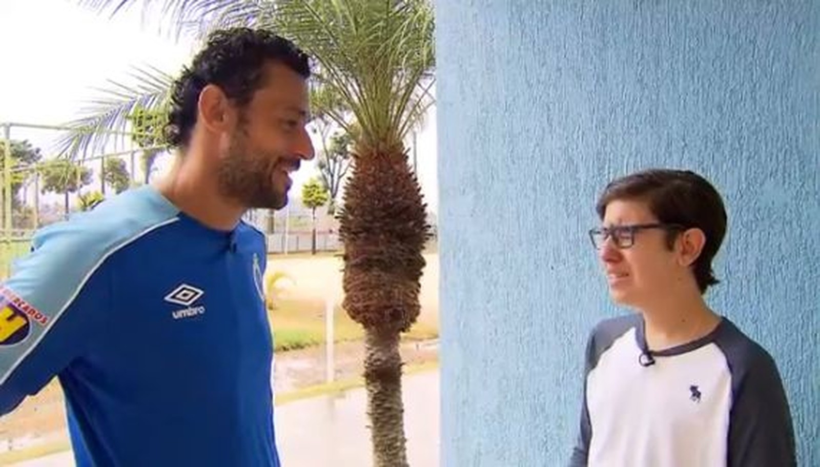 Menino que voltou a falar e andar motivado por amor ao Fluminense e Fred recebe promessa de ídolo
