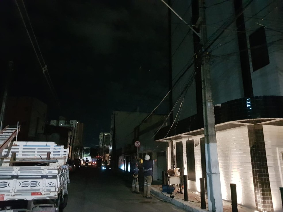Caminhão de lixo arranca fiação da rede elétrica, causa explosões e moradores ficam sem energia em Fortaleza