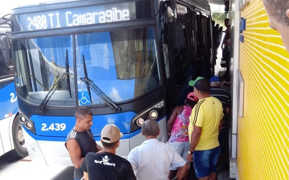 Ambulante é esfaqueado dentro de estação de BRT, cai em avenida e morre no Recife