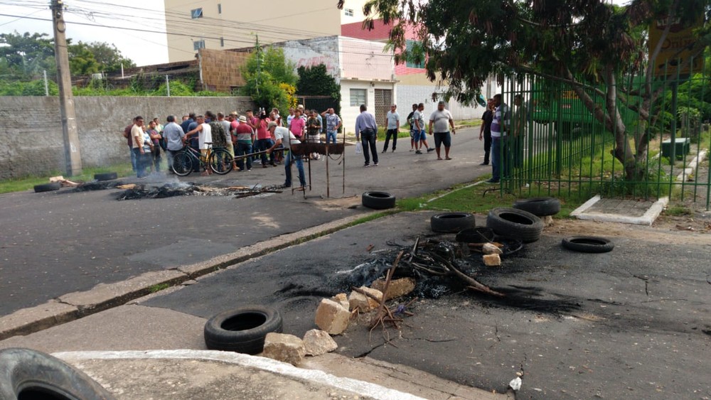 Vendedores de carros interditam rua contra pagamento de taxa para trabalhar em praça