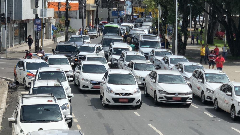 Protesto pede a regulamentação dos transportes por aplicativo e bloqueia trânsito, em João Pessoa