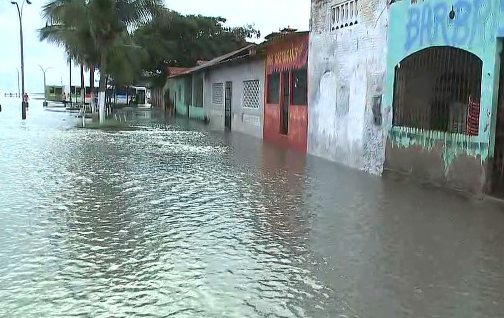 Água da maré transborda e invade casas e ruas em Raposa