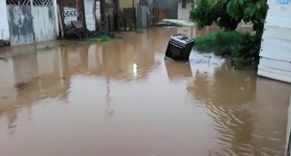 Chuva em Ilhéus causa alagamentos e deslizamentos de terra; famílias ficam desalojadas