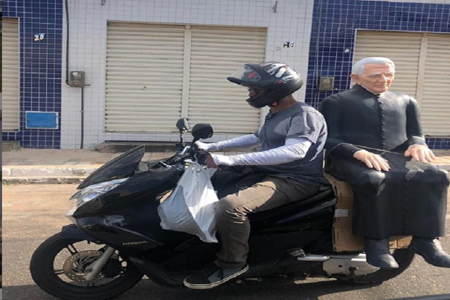 Imagem de Padre Cícero andando de moto viraliza na internet
