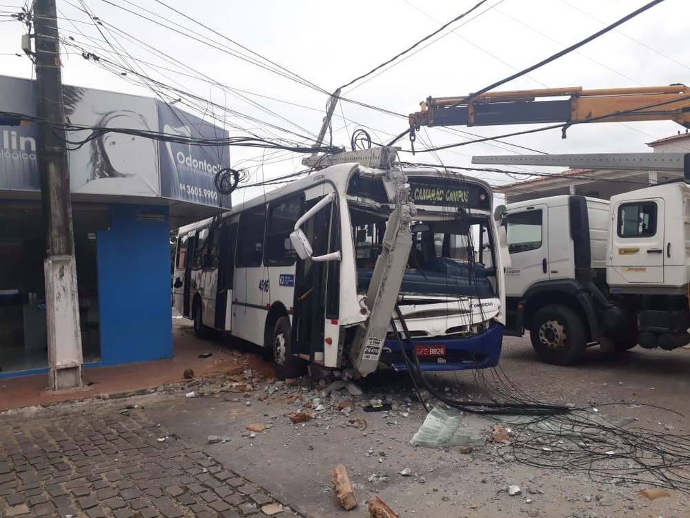 Ônibus bate em poste de energia após motorista passar mal em Natal