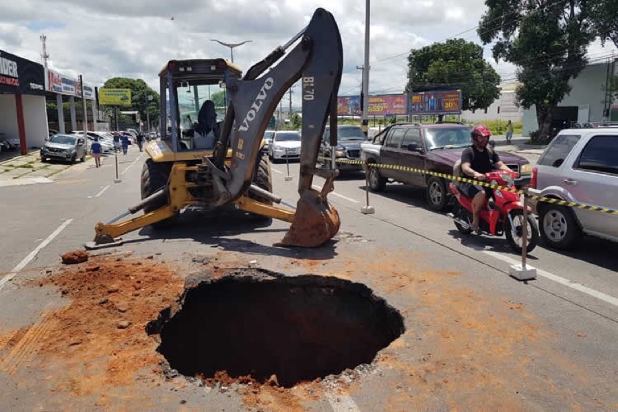 Há 20 dias cratera atrapalha motoristas na avenida Padre Cícero, em Juazeiro do Norte