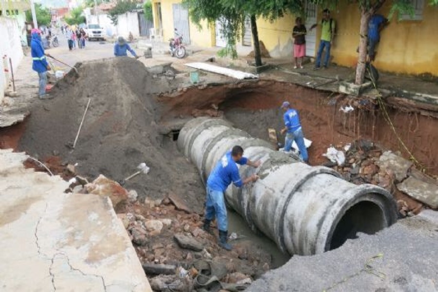 Prefeito Arnon Bezerra visita áreas atingidas pelas chuvas, em Juazeiro do Norte