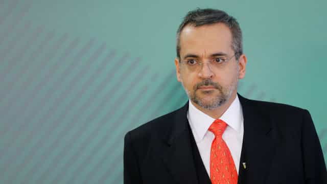 Ministro demite brigadeiro e prepara volta de ‘olavistas’