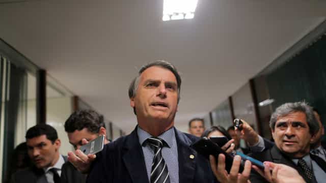 ‘Exército transpira e respira democracia e liberdade’, diz Bolsonaro