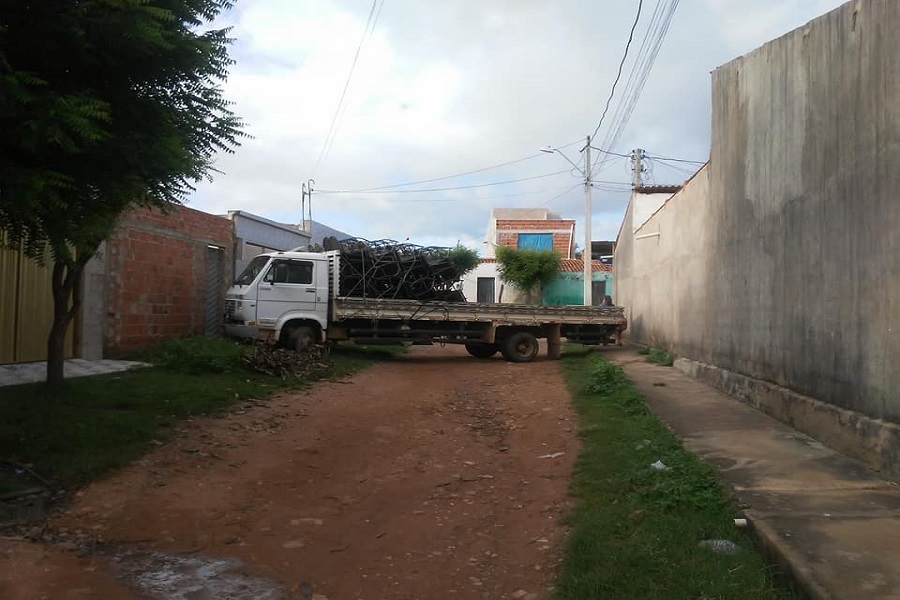 Moradores de Missão Velha fecham rua em forma de protesto