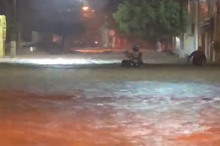 Vídeo mostra homem tentando resgatar moto arrastada por enchente do canal Rio Granjeiro em Crato-CE