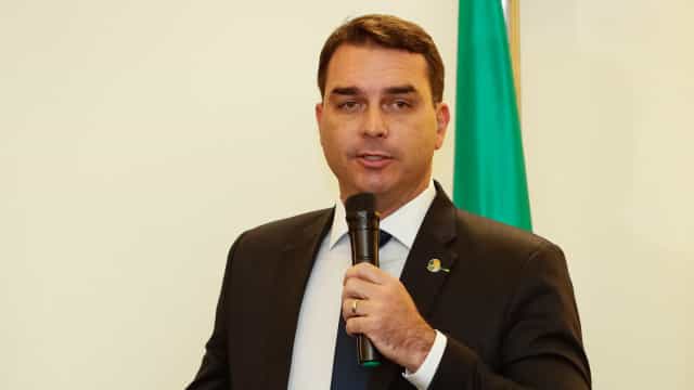 Flávio Bolsonaro escreve e depois apaga mensagem contra o Hamas