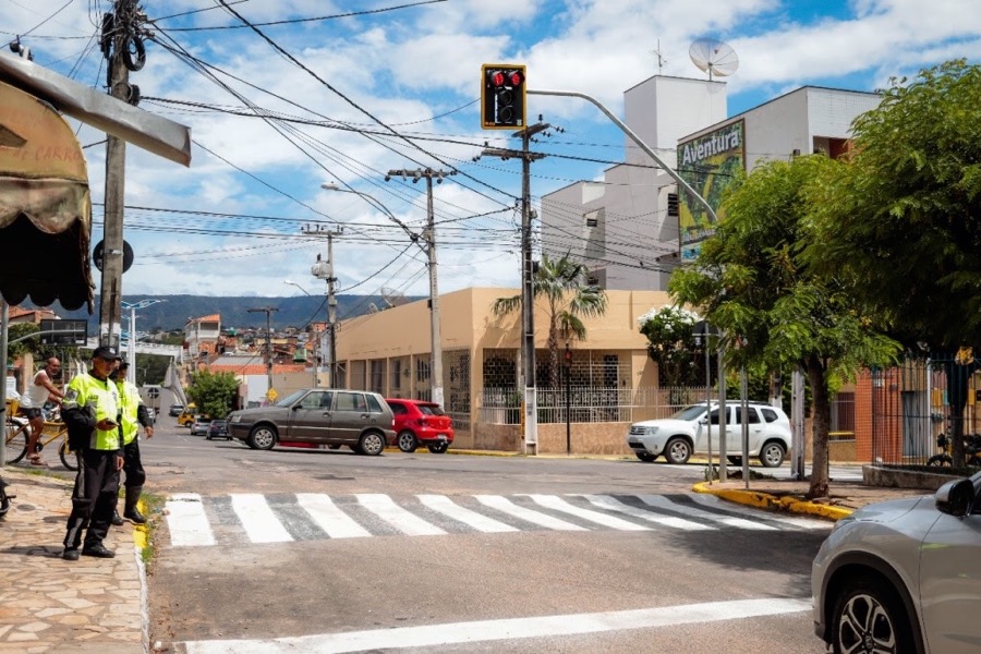 Demutran realiza mudanças de tráfego e instala novo semáforo em Crato