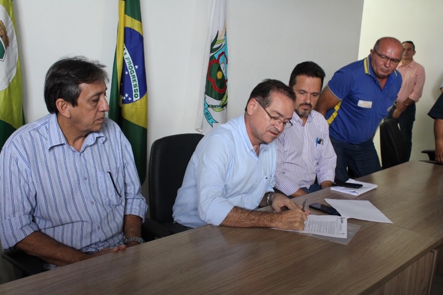 Prefeito do Crato sanciona lei de isenção de taxas aos permissionários do transporte coletivo alternativo