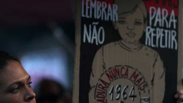 Manifestantes saem às ruas após Justiça liberar comemorações de 1964