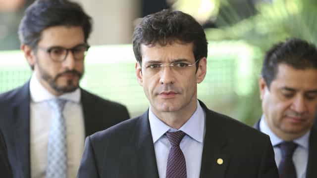 Apuração da PF indica participação de ministro em esquema de laranjas