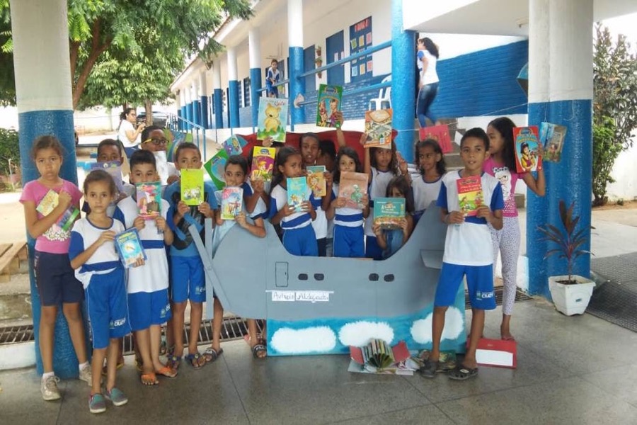 Escola Cratense realiza feira de troca de livros estimulando jovens estudantes a um intercâmbio de saberes