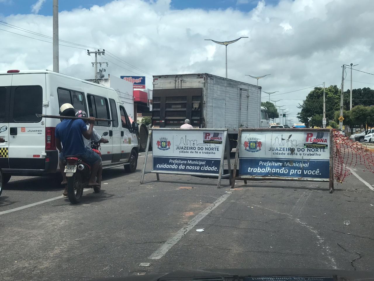 Motoristas pedem ação imediata da prefeitura para resolver a situação de crateras que se formam no asfalto da Avenida Padre Cícero em Juazeiro do Norte