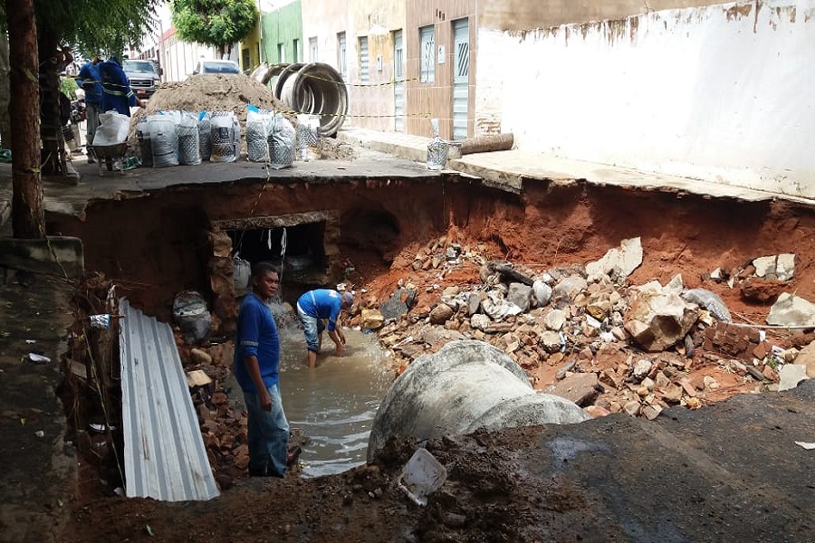 Cratera de mais de 3 metros de profundidade se forma em Juazeiro do Norte causando transtornos a motoristas e pedestres