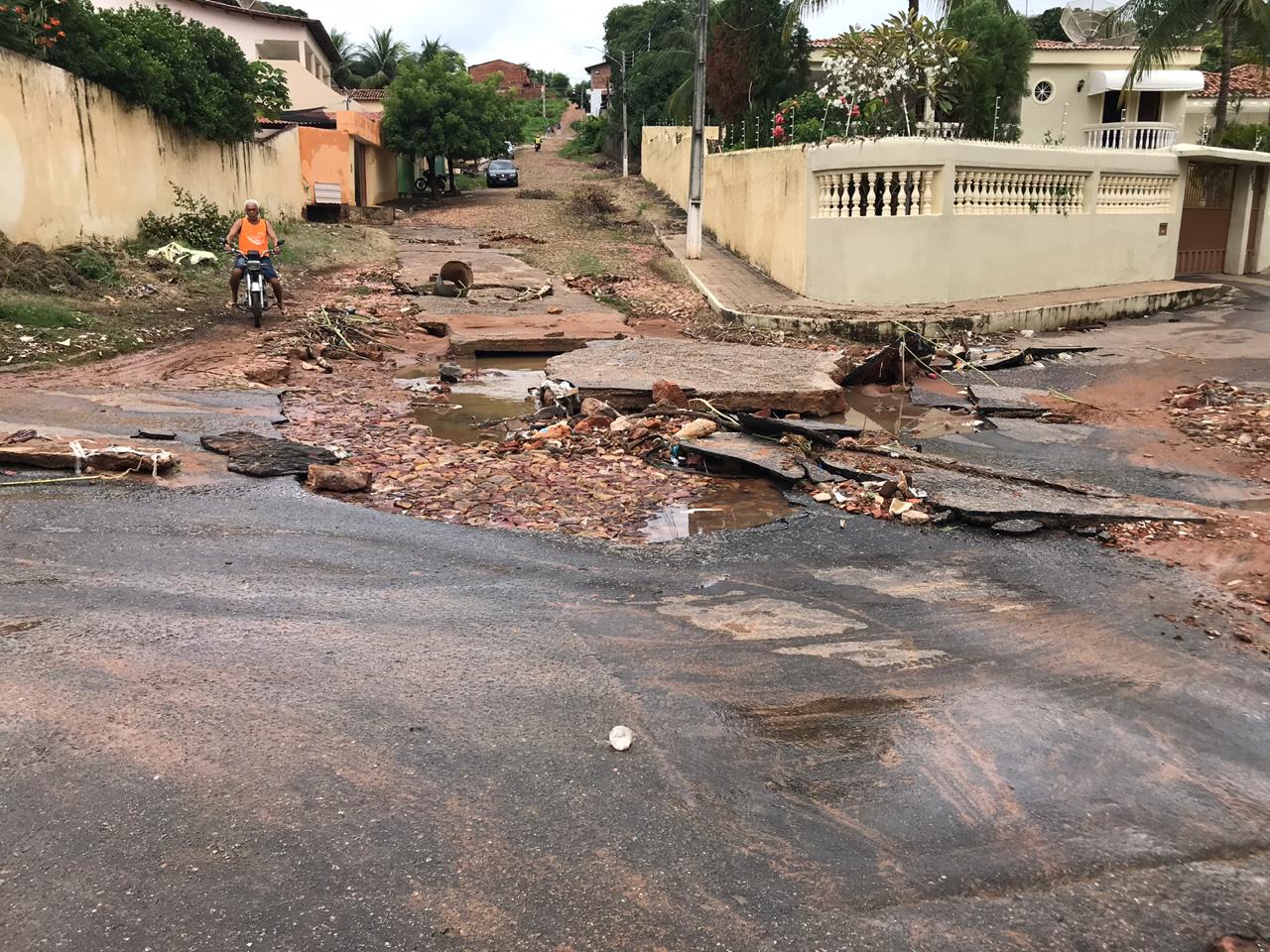 Moradores do Bairro Sossego em Crato pedem ação imediata a estrago causado em rua; veja o vídeo