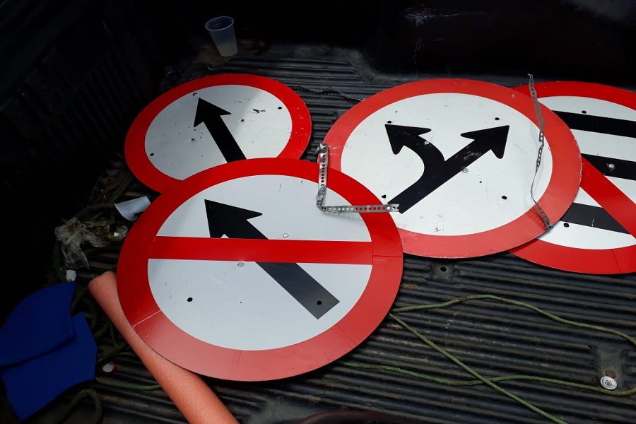 Placas de sinalização de trânsito retiradas maldosamente pela madrugada e jogadas na rua em Juazeiro do Norte.