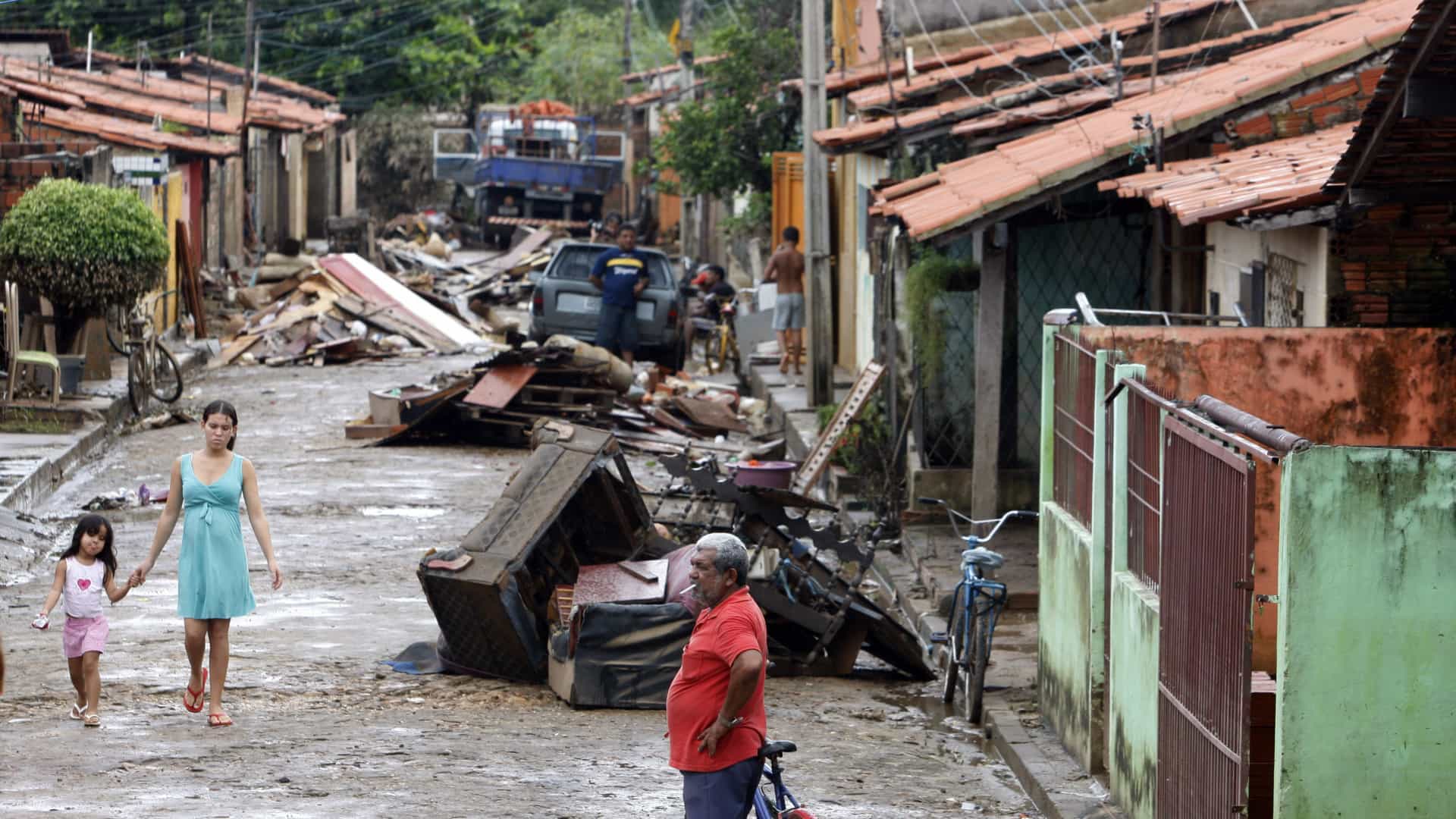 Enxurrada mata 3, deixa dezenas de feridos e destrói 40 casas no Piauí