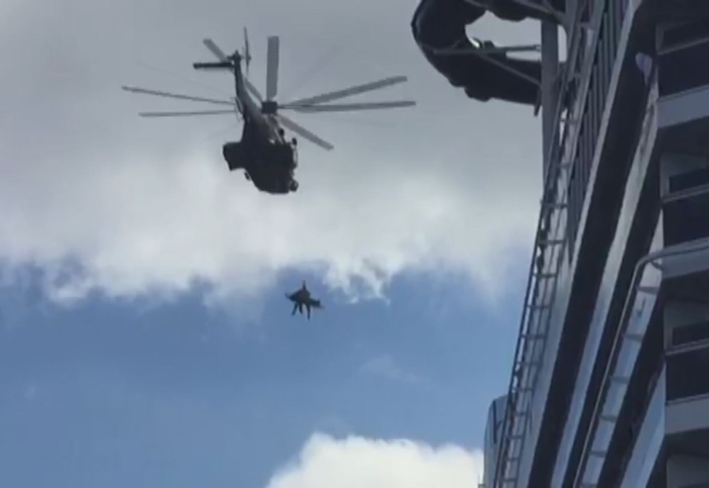Brasileira descobre gravidez em alto-mar e é resgatada em megaoperação.
