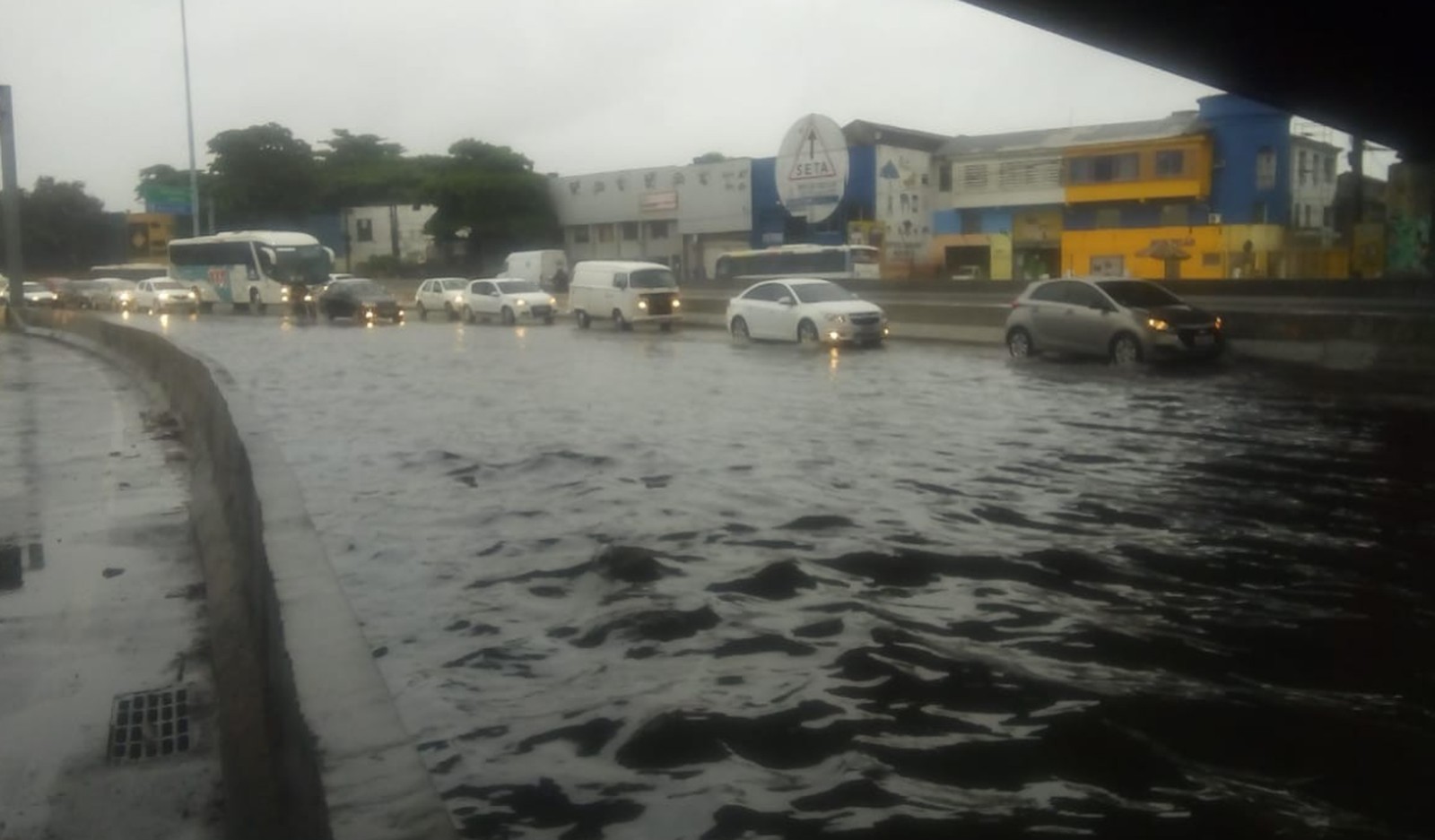 Tempo chuvoso persiste até quarta-feira no Rio
