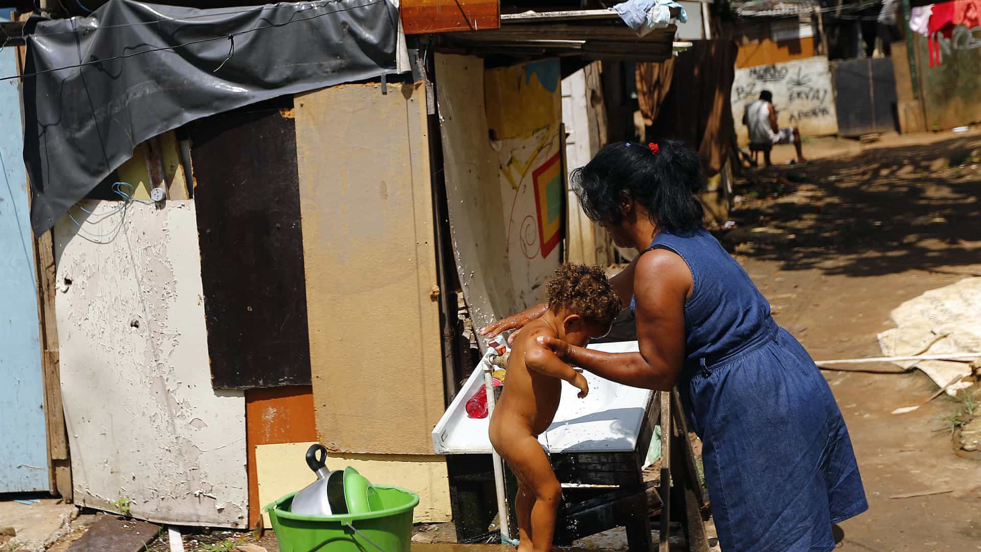 Crise empurra 7,4 milhões de brasileiros à pobreza, diz Banco Mundial