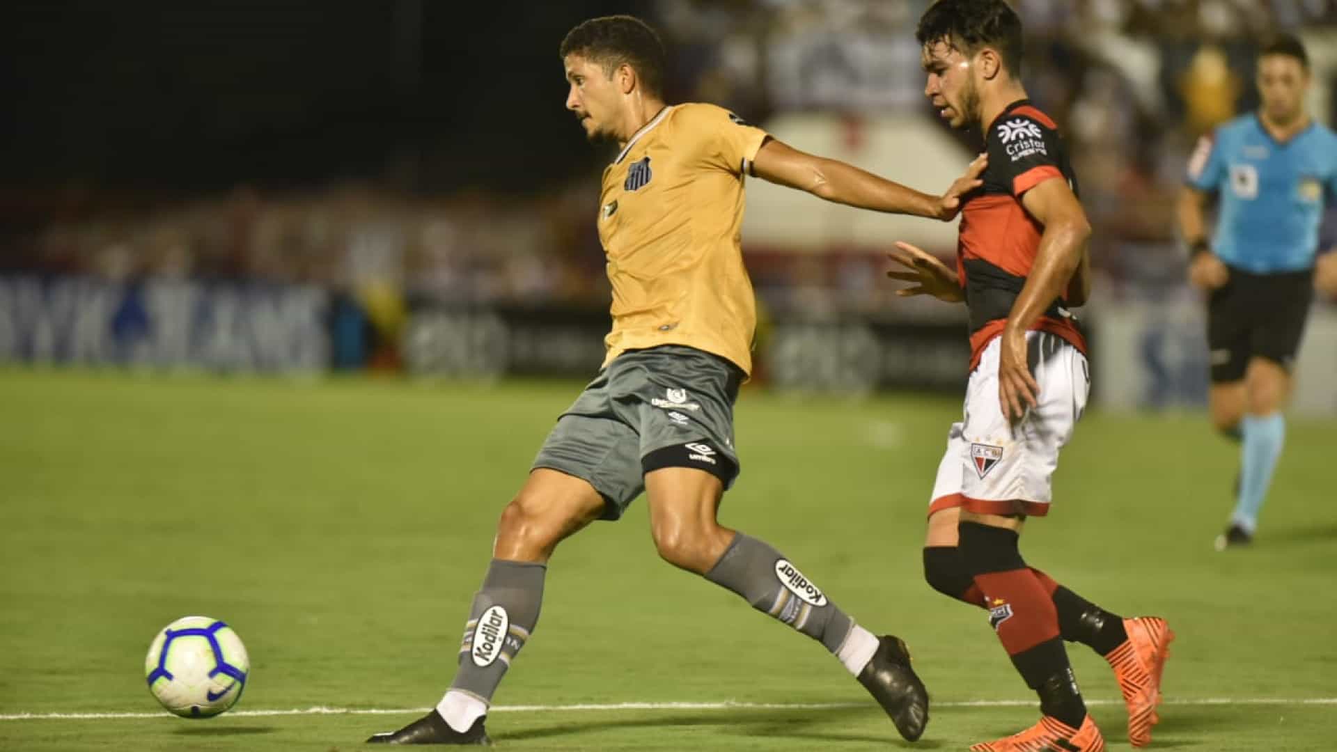 Santos tem zagueiro expulso e perde para Atlético-GO na Copa do Brasil