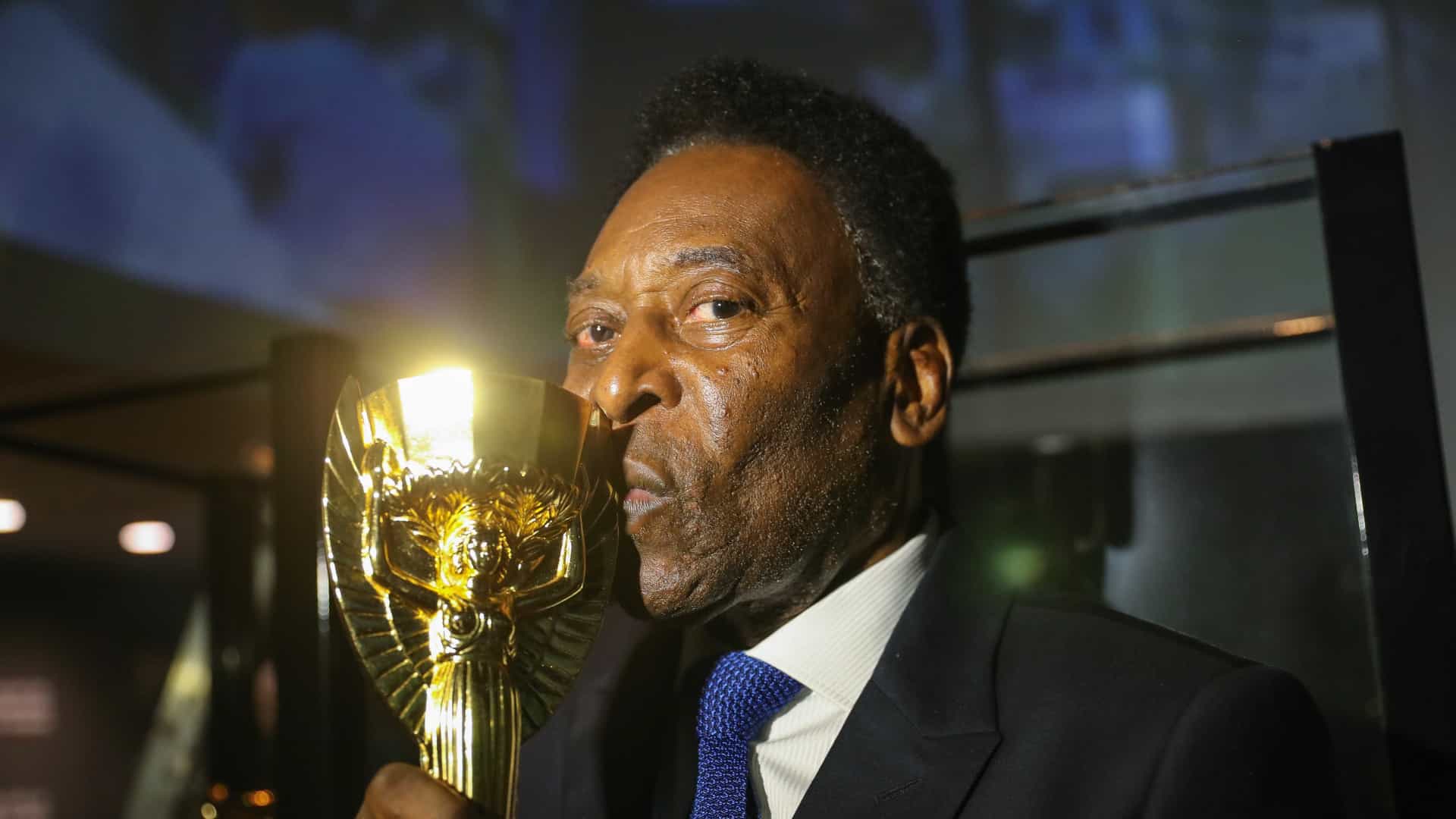 Pelé reage bem a medicamentos, segue internado e cancela viagem aos EUA