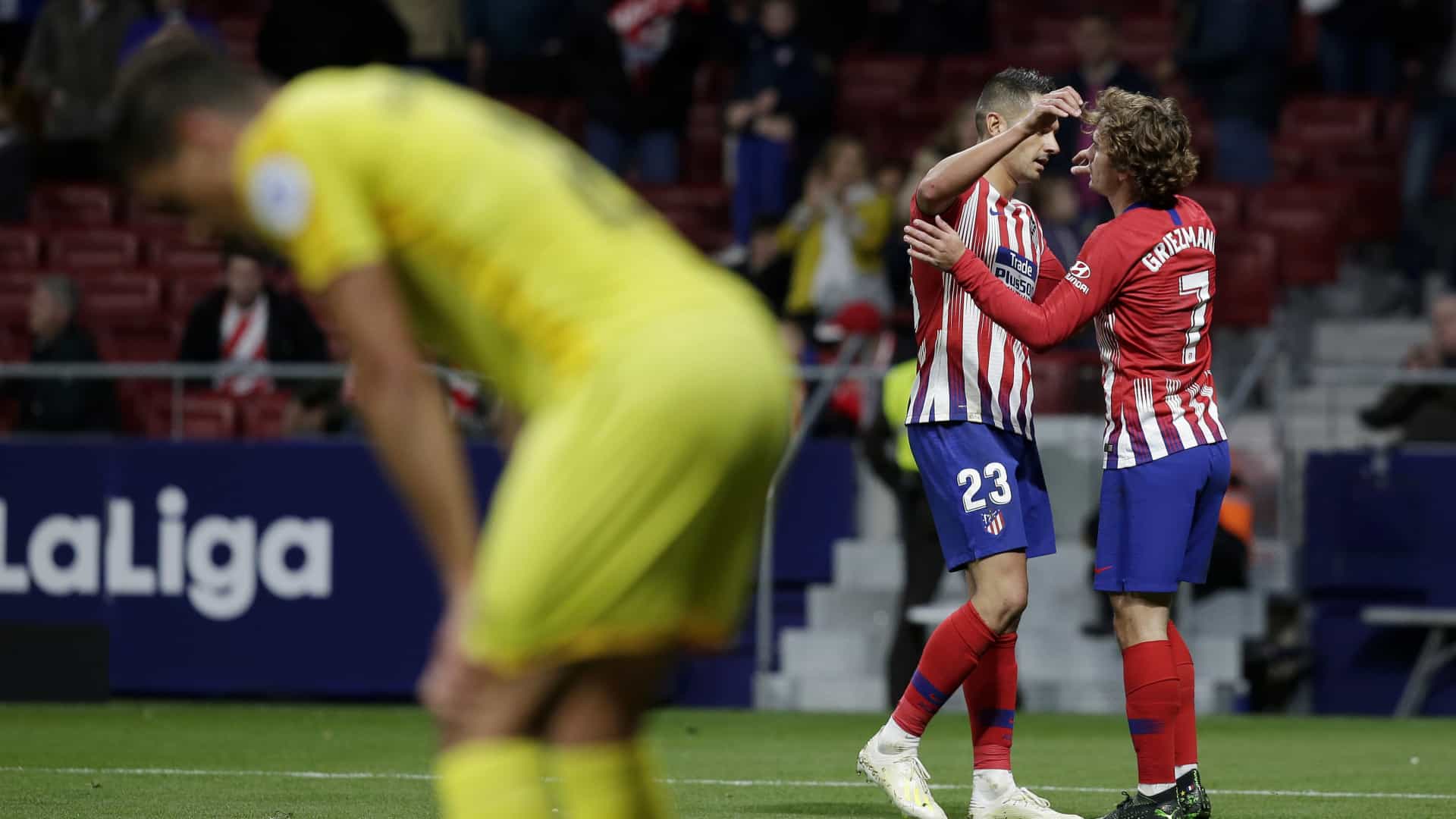 Atlético vence o Girona e mantém perseguição ao Barça no Espanhol
