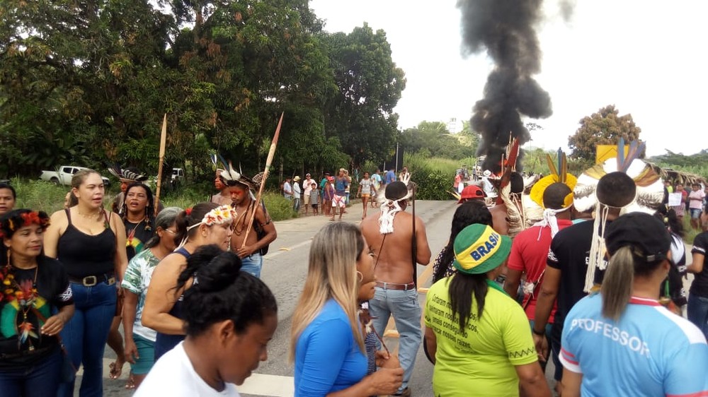 Indígenas bloqueiam BR-101, em AL, em protesto contra proposta de municipalização da saúde