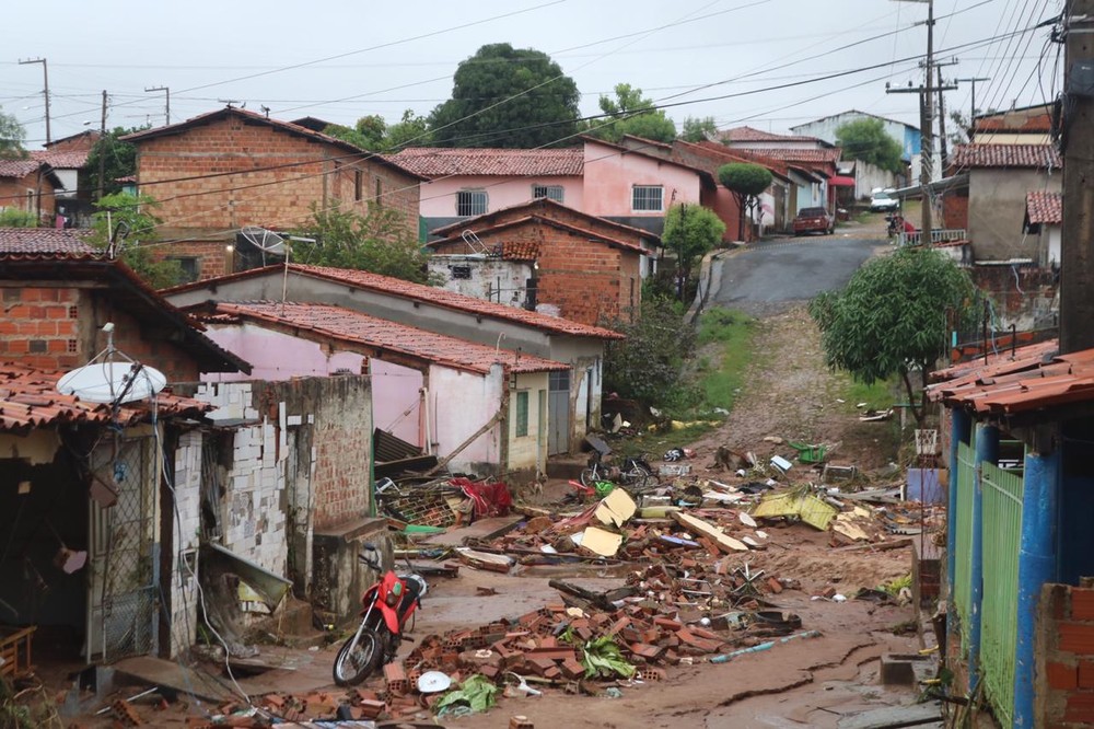 Lagoa transborda, rompe muro de clube e deixa dois mortos após chuva na Zona Sul de Teresina