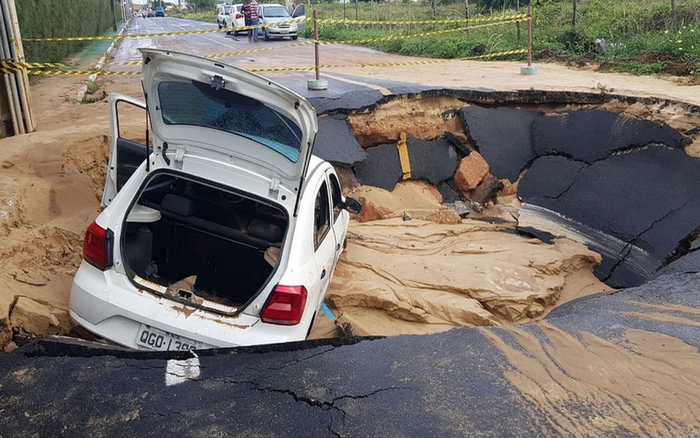 Carro com quatro pessoas é ‘engolido’ por cratera de 10 metros em Aracaju