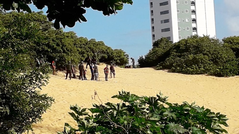Em busca por fuzil roubado do Exército, militares fazem operação em bairro da Zona Leste de Natal
