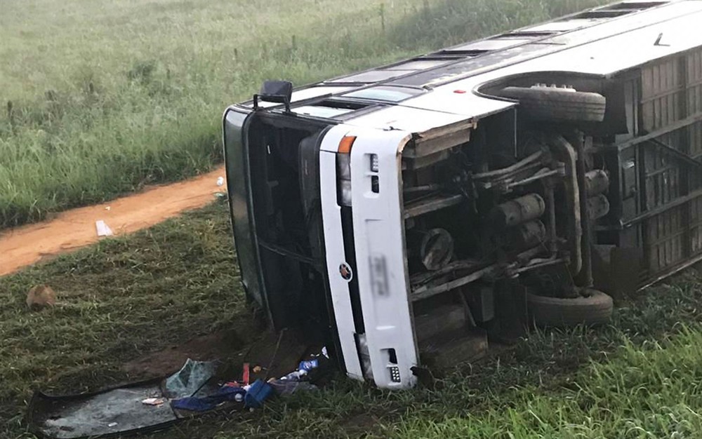 Torcedores do Corinthians que voltavam de jogo contra o Bahia em Salvador ficam feridos após ônibus tombar na BR-116