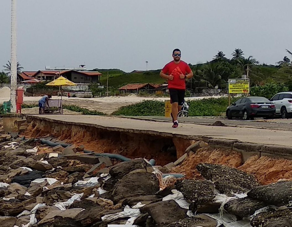 Erosão em calçada da Avenida Litorânea ameaça segurança de pedestres em São Luís