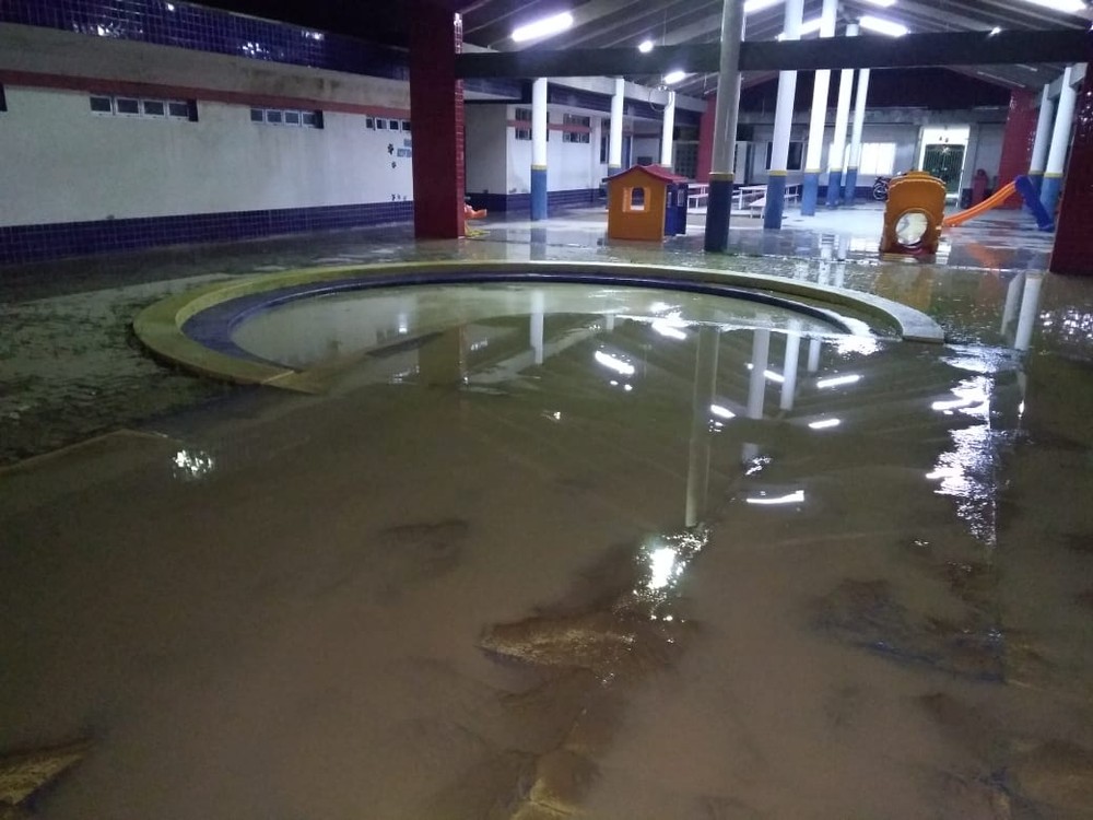 Muro de creche desaba e casas ficam alagadas após chuva de 86 milímetros em Itapipoca, no Ceará
