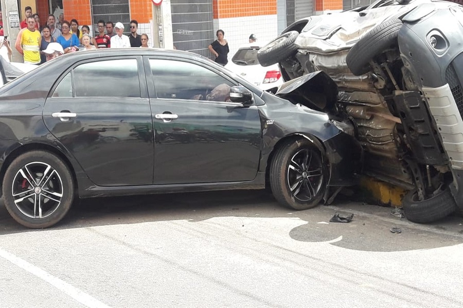 Corolla invade a preferencial e atinge outro veículo no centro de Juazeiro do Norte