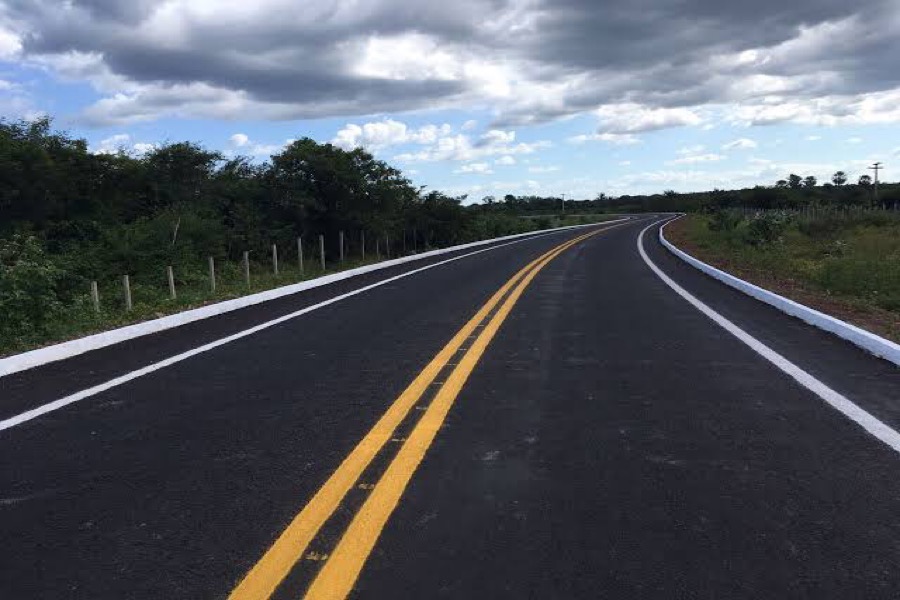 Governo do Ceará entrega estrada e areninha em Várzea Alegre, na Região do Cariri