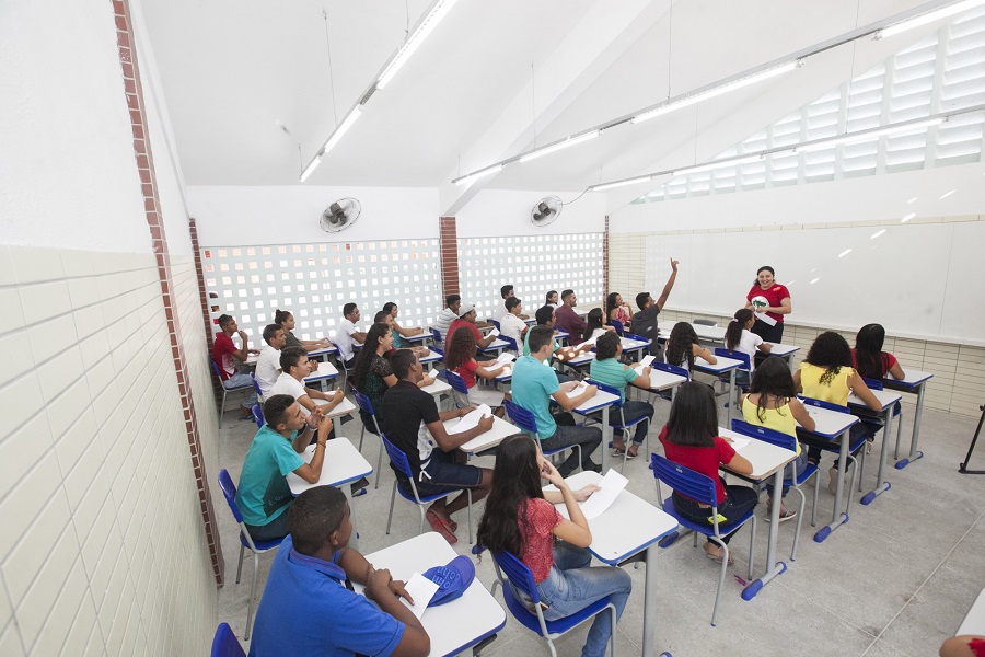 Governador anuncia edital para financiamento de projetos comunitários nas escolas