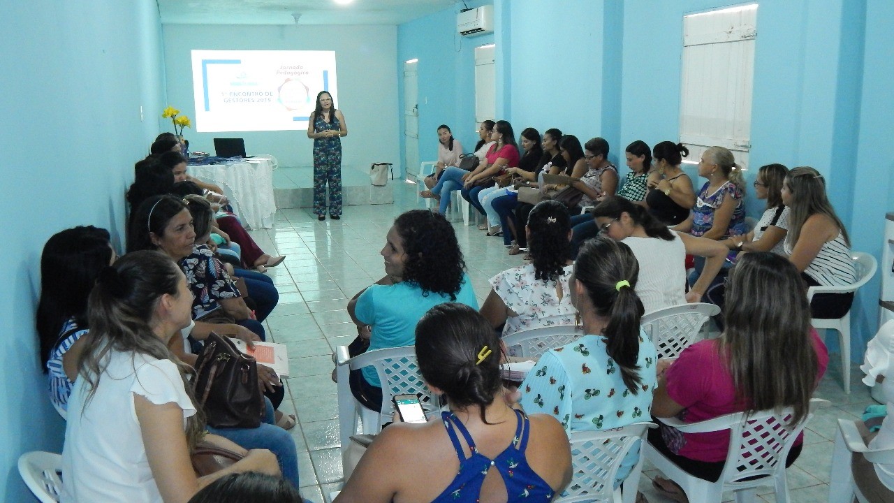Encontro Formativo com Gestores Escolares de Nova Olinda debate