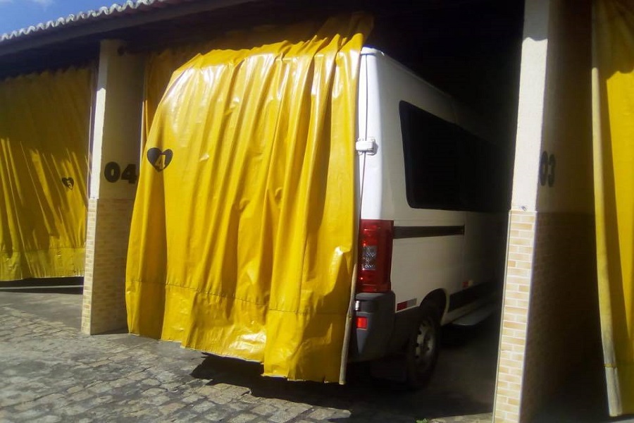 Van à serviço da prefeitura de Juazeiro do Norte é flagrada estacionada dentro de motel e prefeitura explica o caso; leia a nota na íntegra